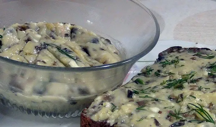 Champignon dishes with melted cheese