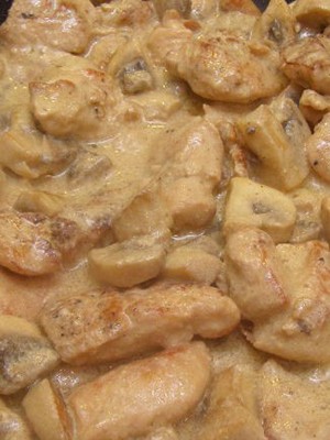 Champignons in sour cream: recipes for mushroom dishes