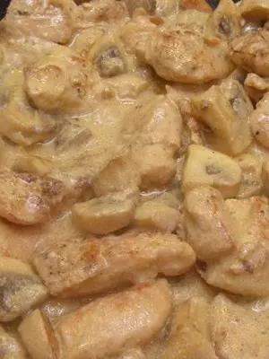 Champignons in sour cream: recipes for mushroom dishes