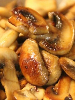 Champignons in sour cream: recipes for mushroom dishes