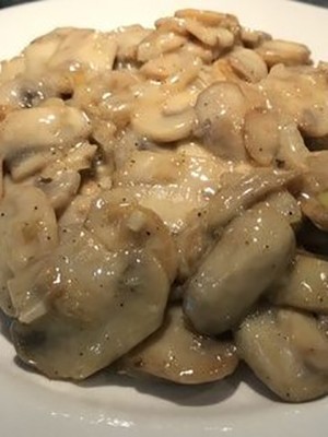 Champignons in sour cream: recipes for mushroom dishes