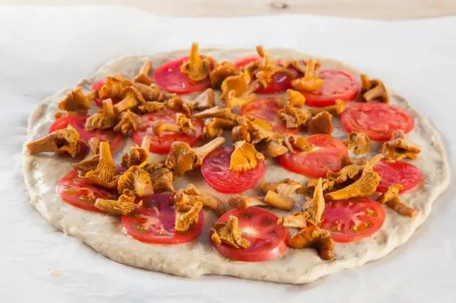 Chanterelle pizza: recipes with photos