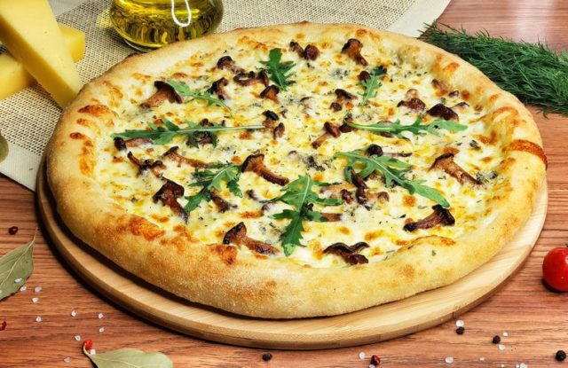 Chanterelle pizza: recipes with photos