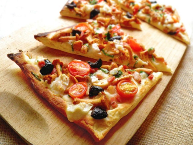 Chanterelle pizza: recipes with photos