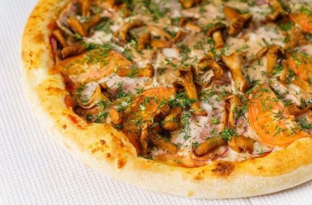 Chanterelle pizza: recipes with photos