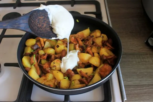 Chanterelles fried with sour cream and potatoes: how to fry, recipes