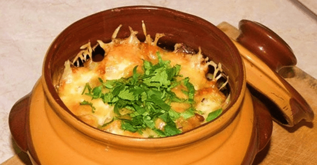 Chanterelles with potatoes in the oven: how to cook, recipes