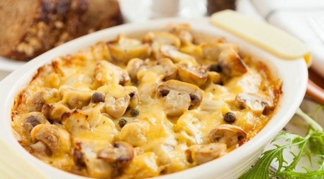 Chanterelles with potatoes in the oven: how to cook, recipes