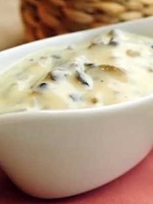 Cheese sauce with mushrooms