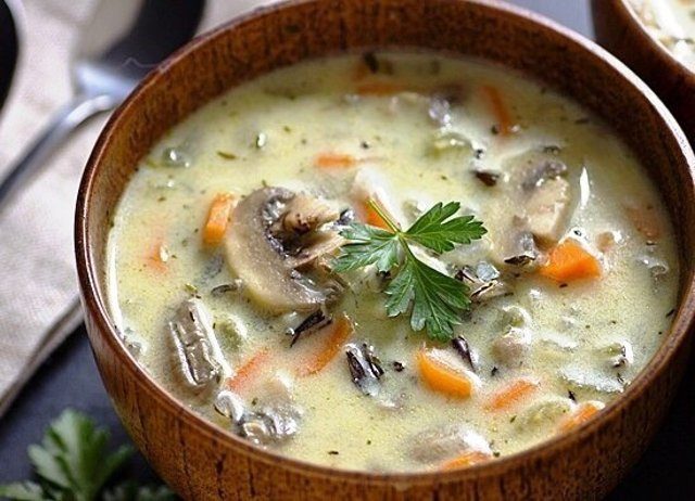 Cheese soup with champignons: recipes with processed cheese from fresh, canned, frozen mushrooms