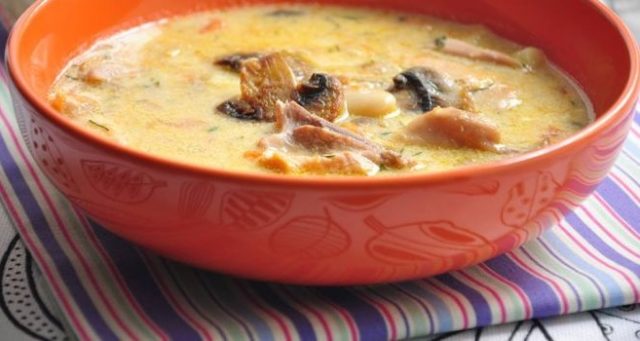 Cheese soup with champignons: recipes with processed cheese from fresh, canned, frozen mushrooms