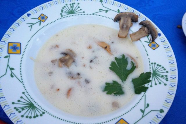 Cheese soup with champignons: recipes with processed cheese from fresh, canned, frozen mushrooms