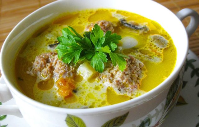 Cheese soup with champignons: recipes with processed cheese from fresh, canned, frozen mushrooms