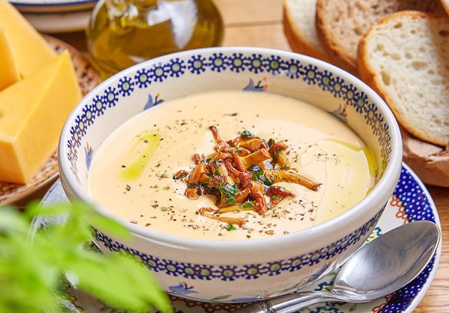 Cheese soup with chanterelles: with melted cheese, chicken