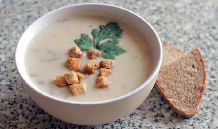 Cheese soups with champignons: first course recipes