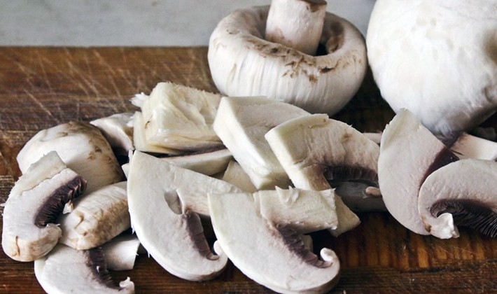 Cheese soups with champignons: first course recipes