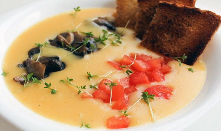 Cheese soups with champignons: first course recipes