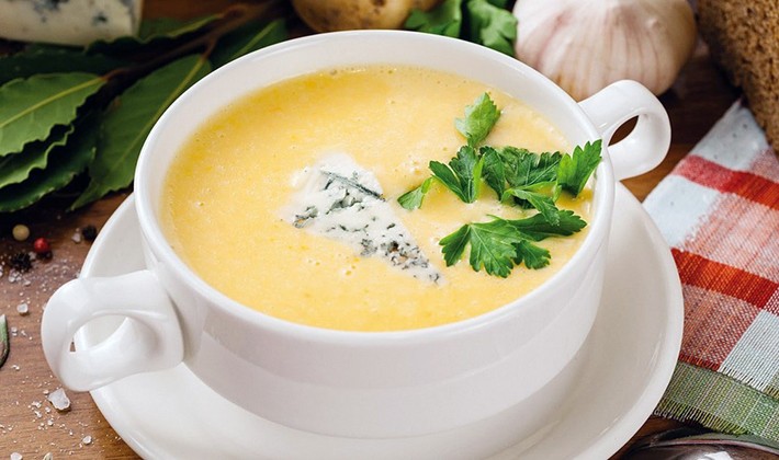 Cheese soups with champignons: first course recipes