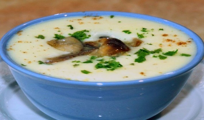 Cheese soups with champignons: first course recipes