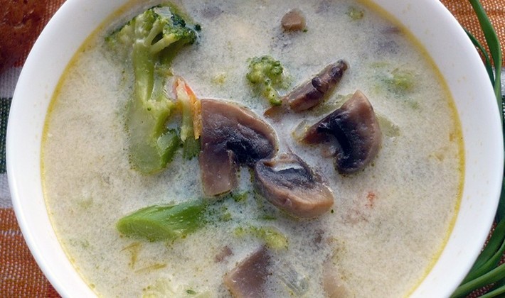 Cheese soups with champignons: first course recipes