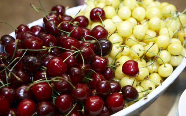 Cherries and sweet cherries: differences, what is better to plant, photo