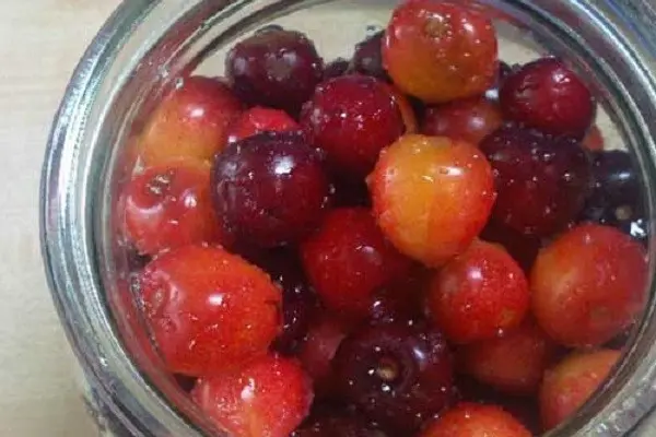 Cherries in syrup for the winter