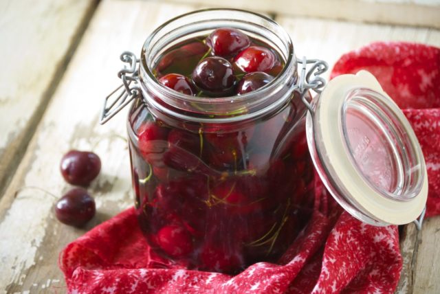 Cherries in syrup for the winter: without sterilization, for cake, pitted and with pits