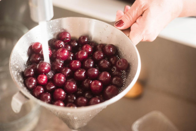 Cherries in their own juice: pitted, pitted, recipes for winter preparations