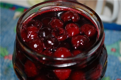 Cherries in their own juice: pitted, pitted, recipes for winter preparations