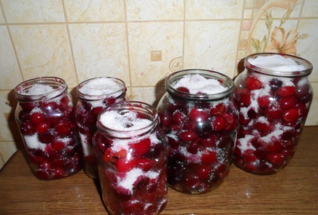 Cherries in their own juice: pitted, pitted, recipes for winter preparations