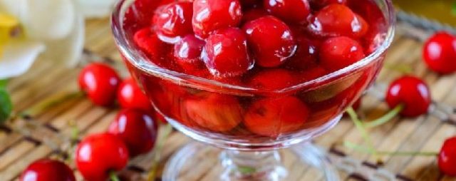 Cherries in their own juice: pitted, pitted, recipes for winter preparations