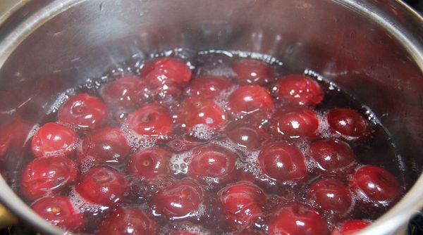 Cherry compote: how to cook from frozen and fresh berries, recipes for cooking in a saucepan, preservation of a cherry drink