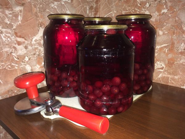 Cherry compote: how to cook from frozen and fresh berries, recipes for cooking in a saucepan, preservation of a cherry drink