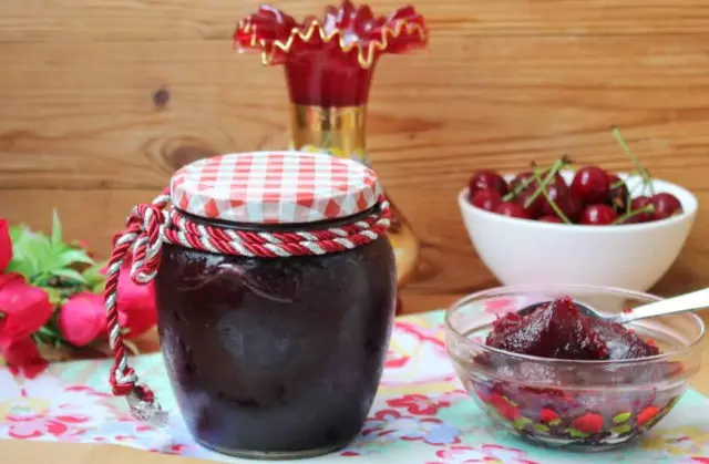 Cherry confit (confiture): recipes for cake, for cupcakes from fresh and frozen berries