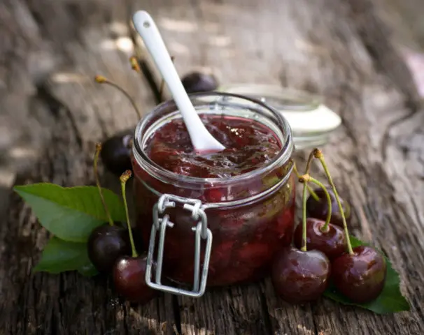 Cherry confit (confiture): recipes for cake, for cupcakes from fresh and frozen berries