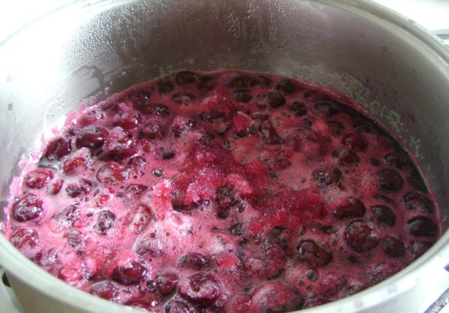 Cherry Five Minute (5-minute) with pits: quick and tasty jam recipes