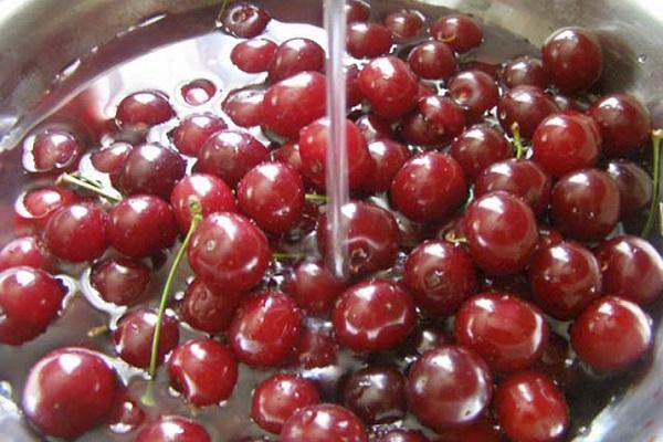 Cherry jam for the winter with a bone: recipes for cooking from fresh and frozen berries, benefits and harms