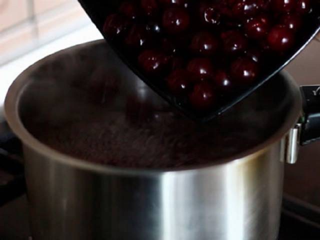 Cherry jelly for the winter with and without seeds