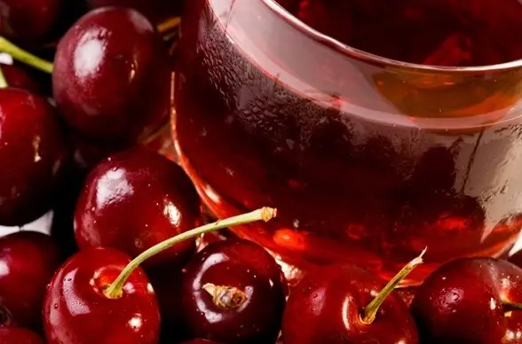 Cherry juice for the winter: simple recipes