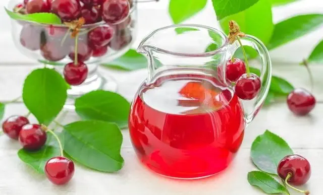 Cherry juice for the winter: simple recipes