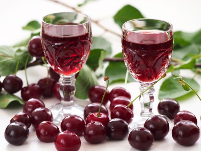 Cherry on cognac: do-it-yourself recipes at home from fresh, frozen, dried berries