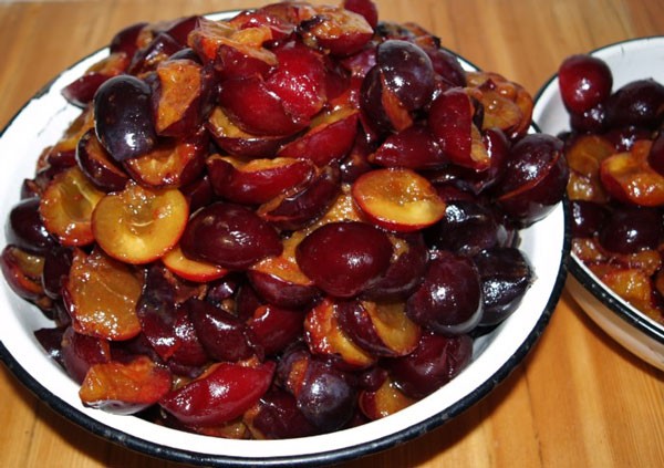 Cherry plum jam: how to cook a dessert of red and yellow cherry plums with and without pits