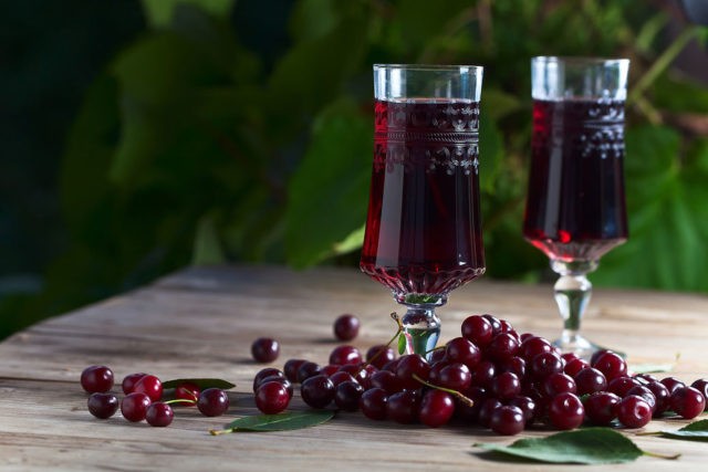 Cherry tincture on moonshine: recipes for dried, frozen, fresh, dried berries