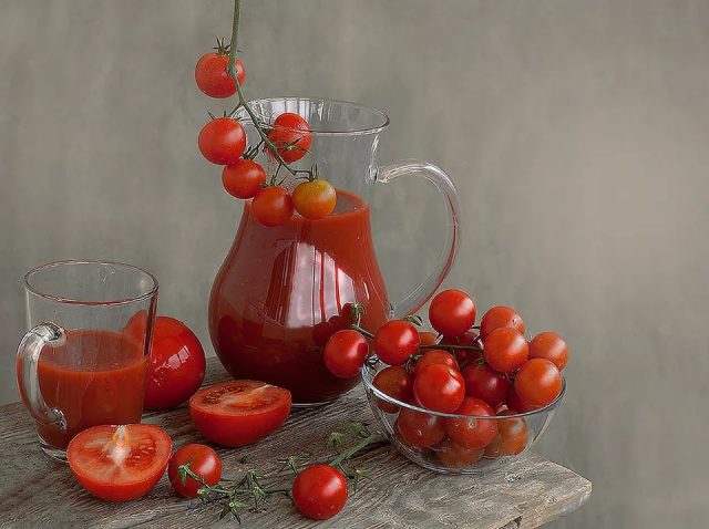 Cherry tomatoes for the winter in jars