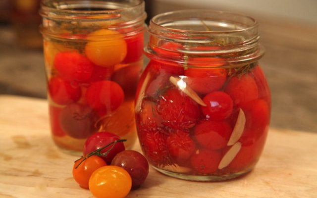 Cherry tomatoes for the winter in jars