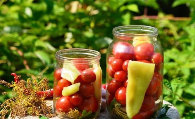 Cherry tomatoes for the winter in jars