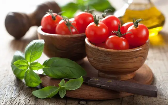 Cherry tomatoes for the winter in jars