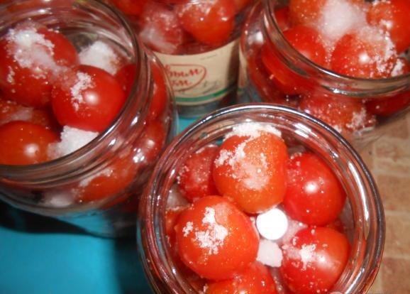 Cherry tomatoes for the winter in jars