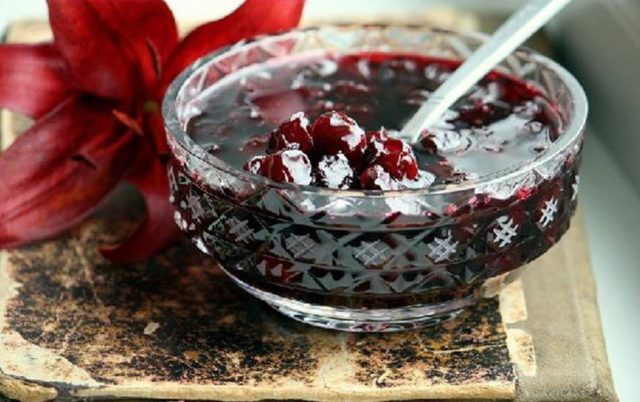 Cherry with sugar for the winter without cooking: recipe with photo