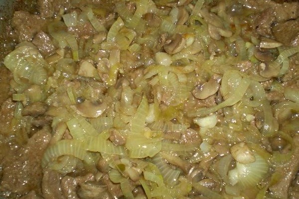 Chicken liver with champignons: delicious recipes